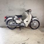 Honda C50 Super Cub zilver/ grijs met kenteken.