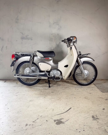 Honda C50 Super Cub zilver/ grijs met kenteken.