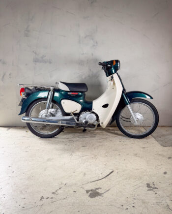 Honda C50 Super Cub groen met kenteken.